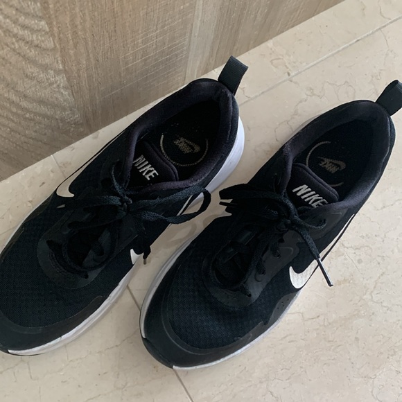 Nike black and white running/walking sneakers. Very comfortable - Picture 2 of 6